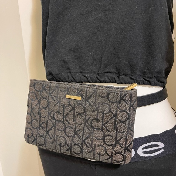 Calvin Klein gorgeous belt bag in very good condition. Adjustable straps. - Picture 2 of 13